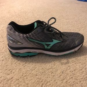 Mixing Wave Rider Tennis shoes